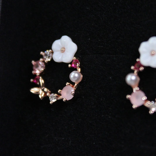 Kruhové náušnice s motivem květin