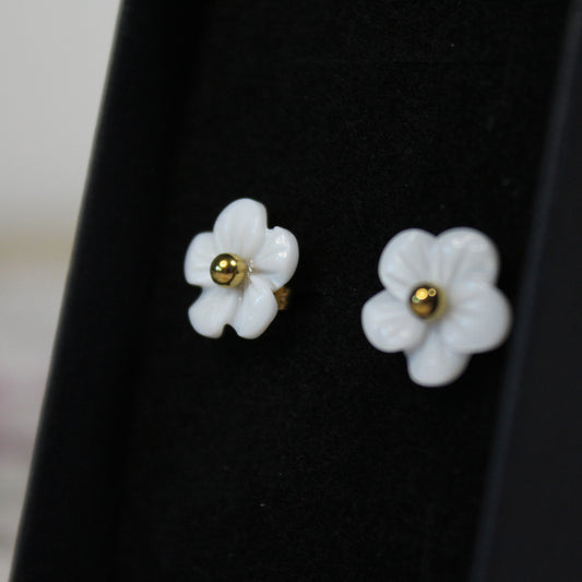 Bílé květinové náušnice