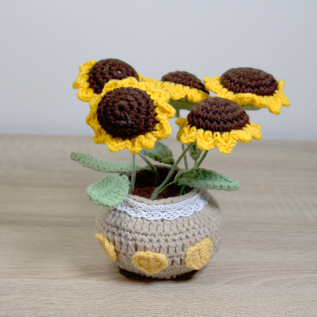 Háčkované slunečnice v květináči