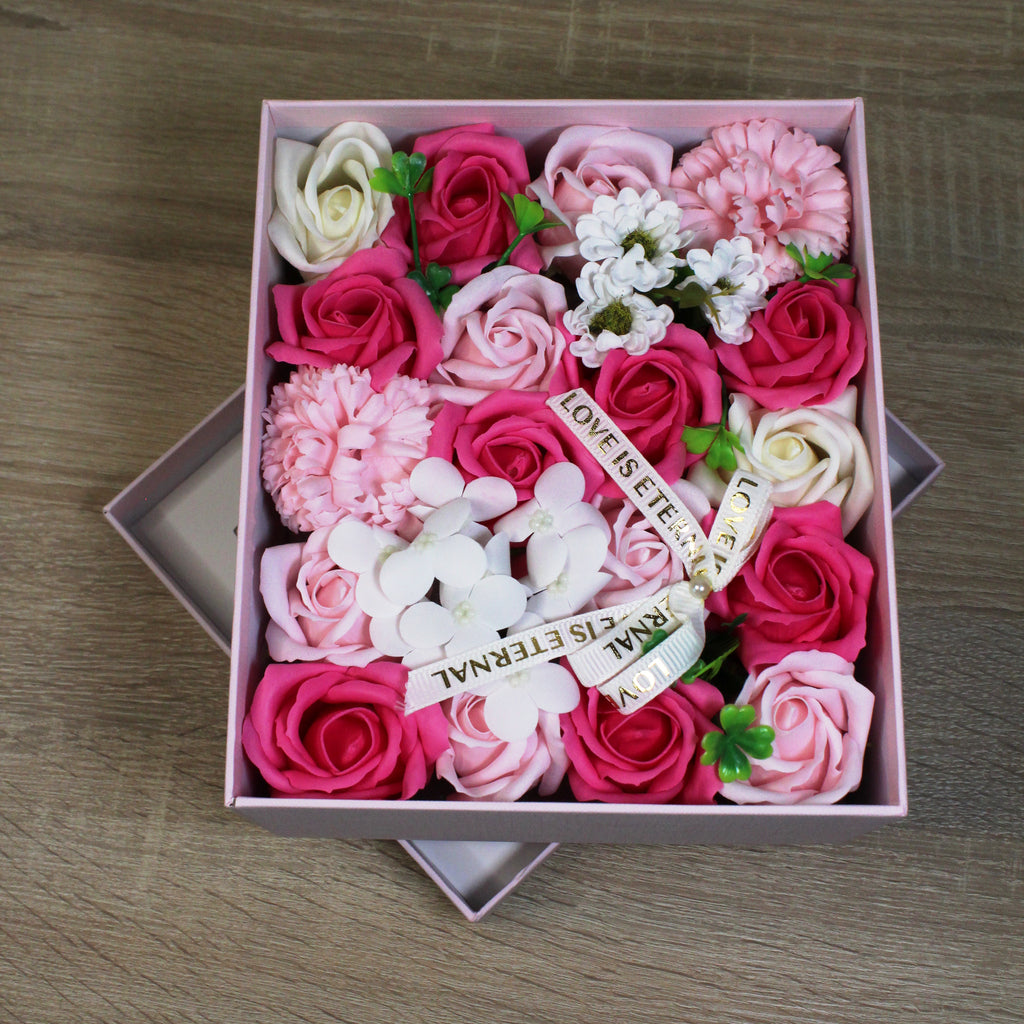 Dárková krabice plná mýdlových květin