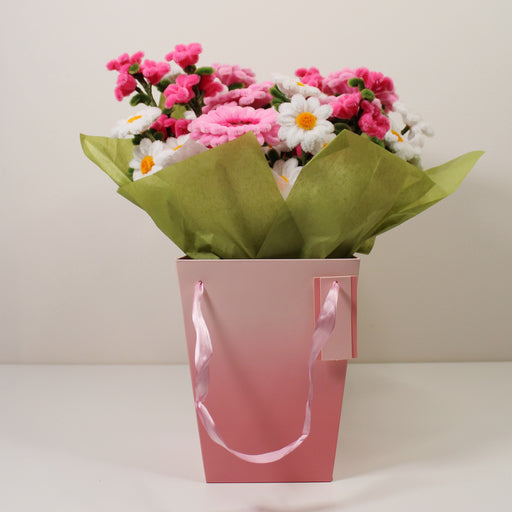 Gerbery, kopretiny a oxypetalum v dárkové taštičce