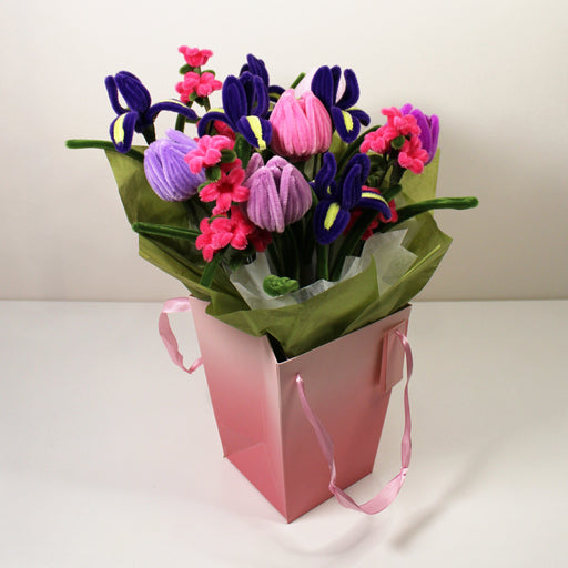 Tulipány, irisy a oxypetalum v dárkové taštičce
