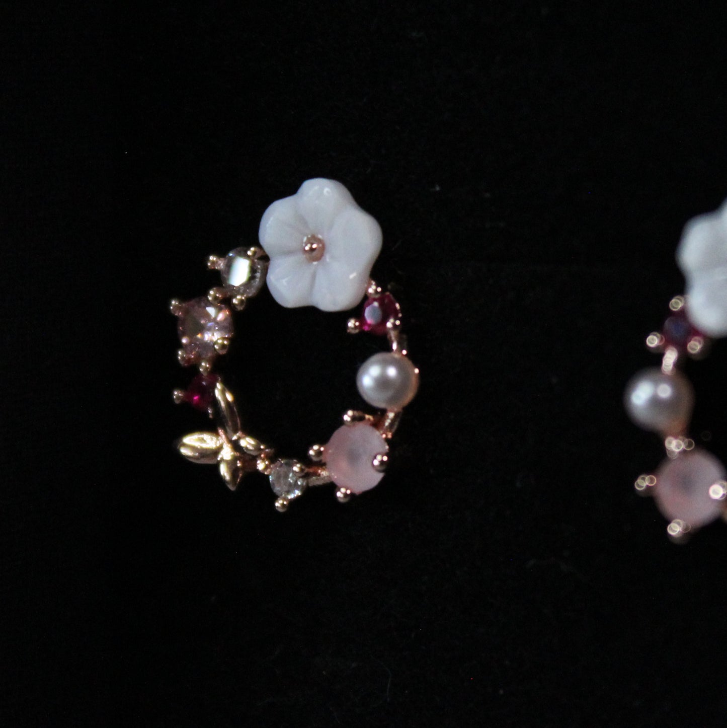 Kruhové náušnice s motivem květin