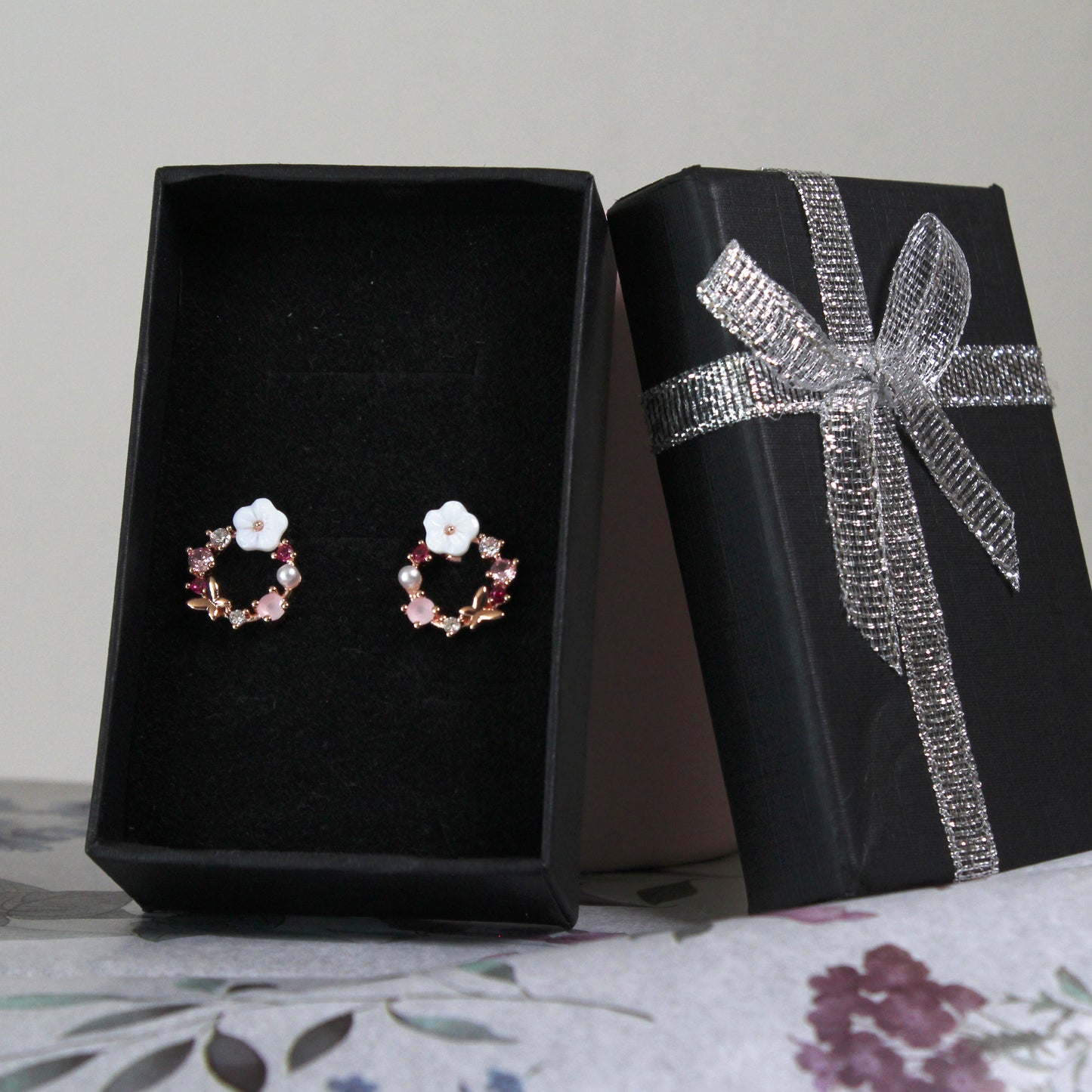 Kruhové náušnice s motivem květin