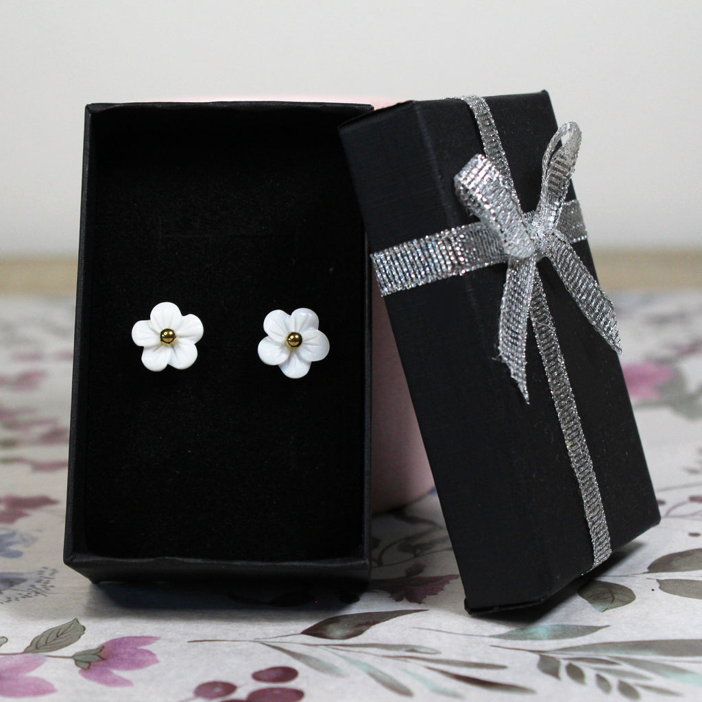 Bílé květinové náušnice