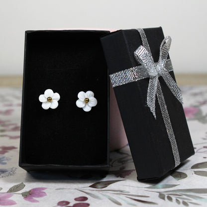 Bílé květinové náušnice