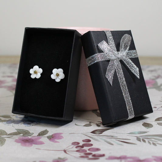 Bílé květinové náušnice