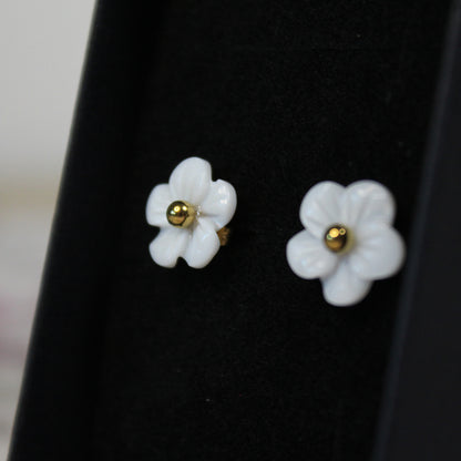 Bílé květinové náušnice