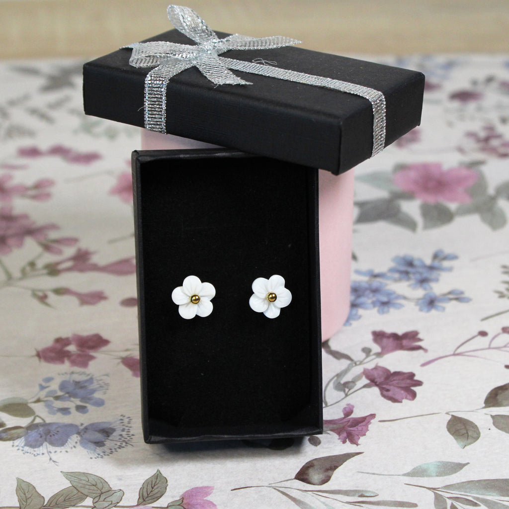Bílé květinové náušnice