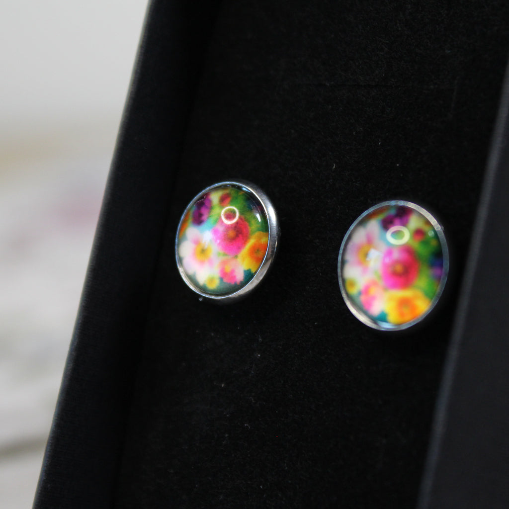 Knoflíkové náušnice s motivem květin