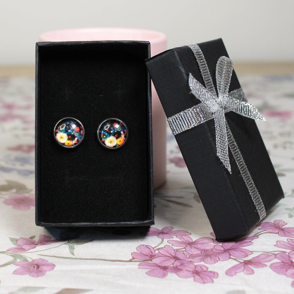 Knoflíkové náušnice s motivem květin