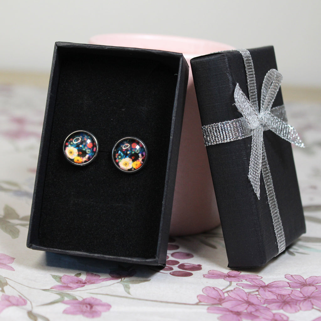 Knoflíkové náušnice s motivem květin
