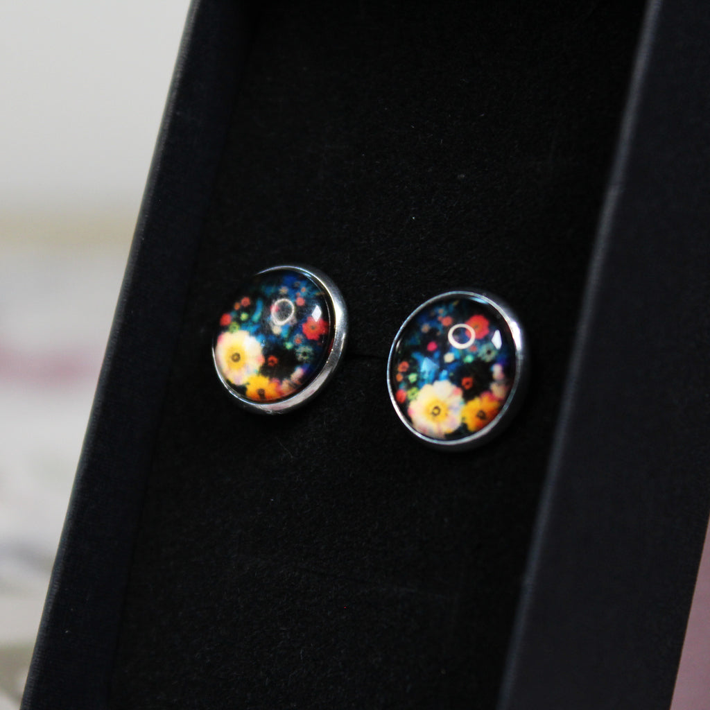 Knoflíkové náušnice s motivem květin