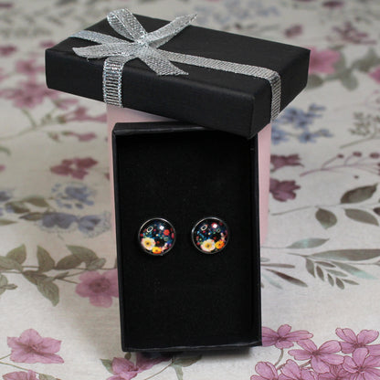 Knoflíkové náušnice s motivem květin