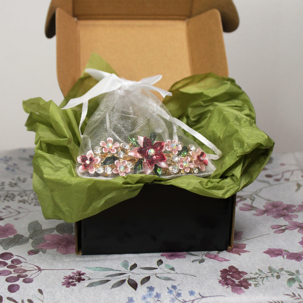 Spona do vlasů s květinovým motivem