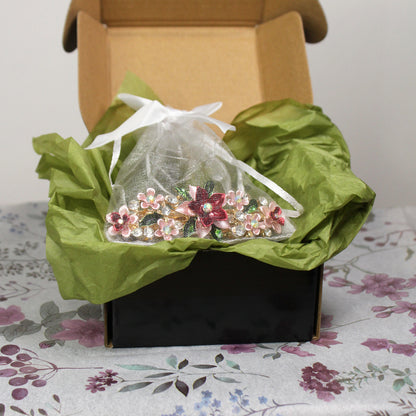 Spona do vlasů s květinovým motivem