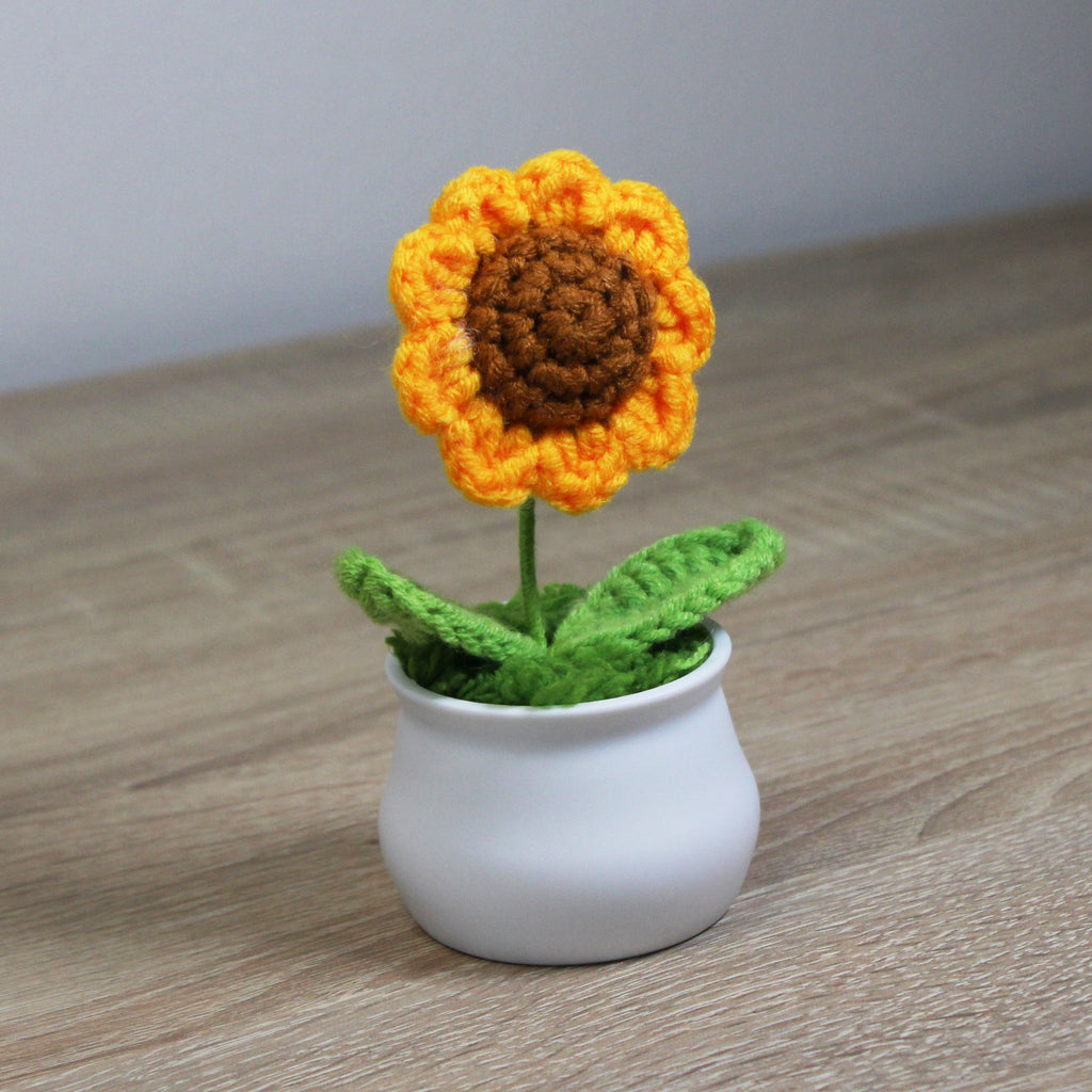 Háčkovaná slunečnice v květináčku