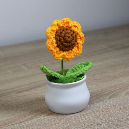 Háčkovaná slunečnice v květináčku