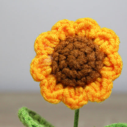 Háčkovaná slunečnice v květináčku