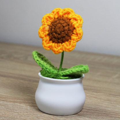 Háčkovaná slunečnice v květináčku
