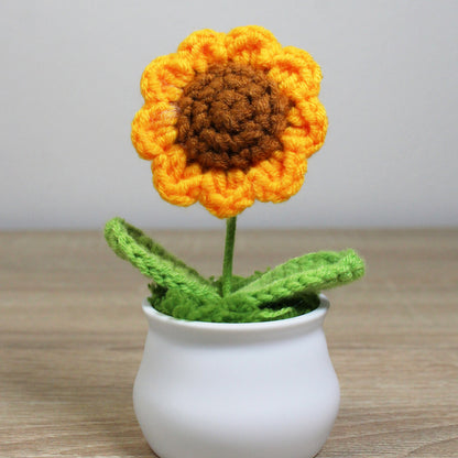 Háčkovaná slunečnice v květináčku