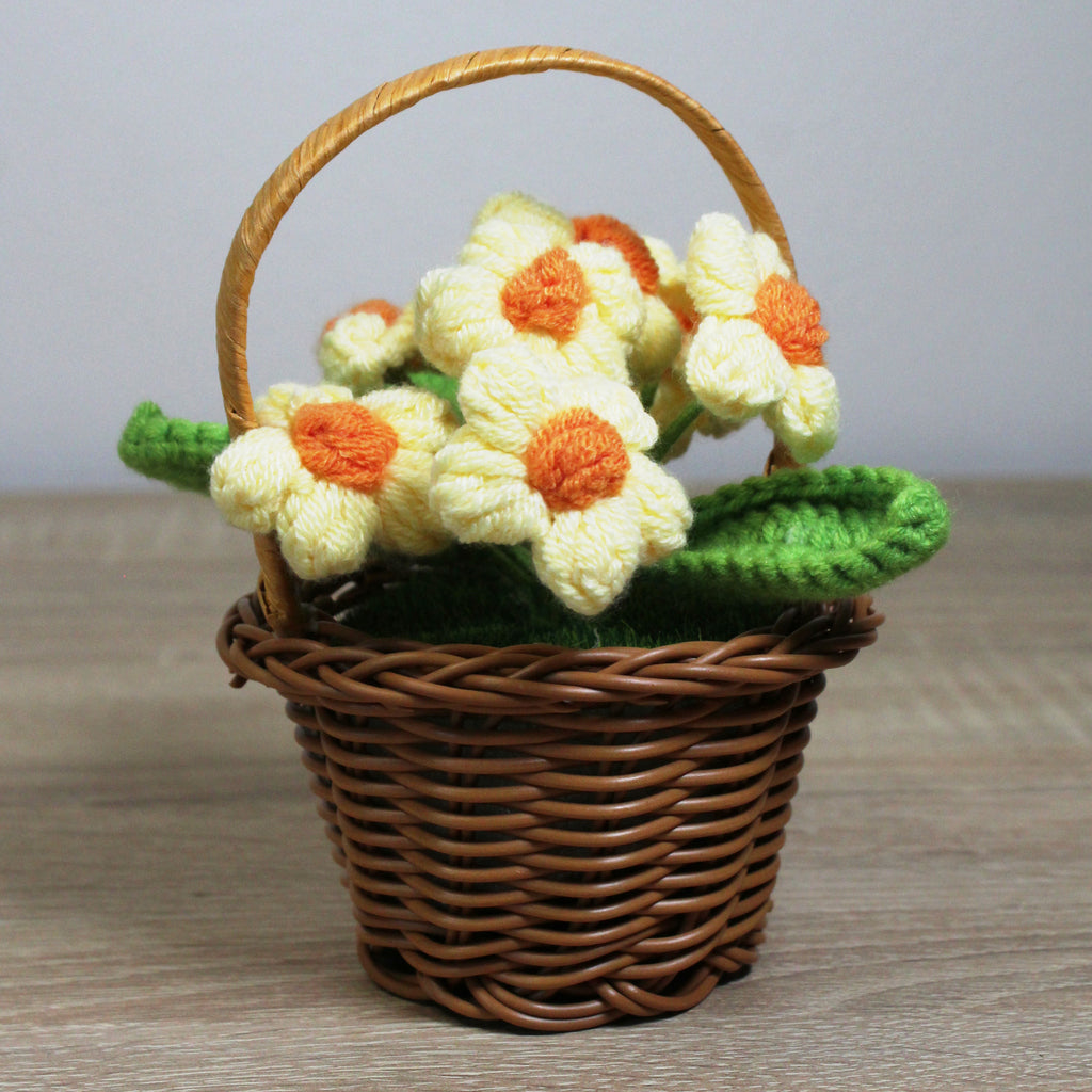 Háčkované květiny v košíčku