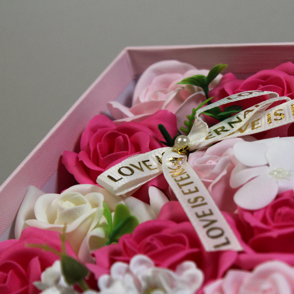 Dárková krabice plná mýdlových květin