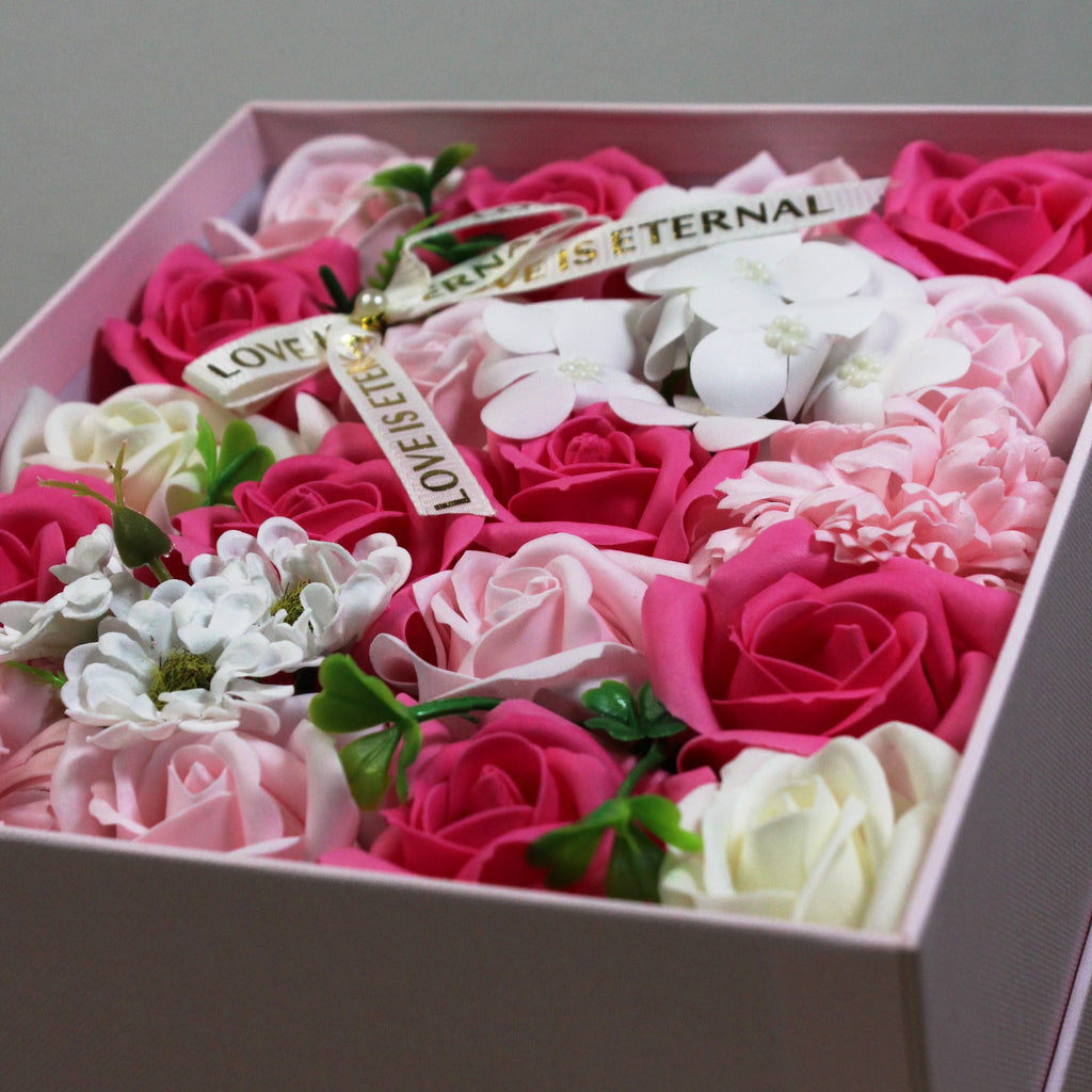 Dárková krabice plná mýdlových květin