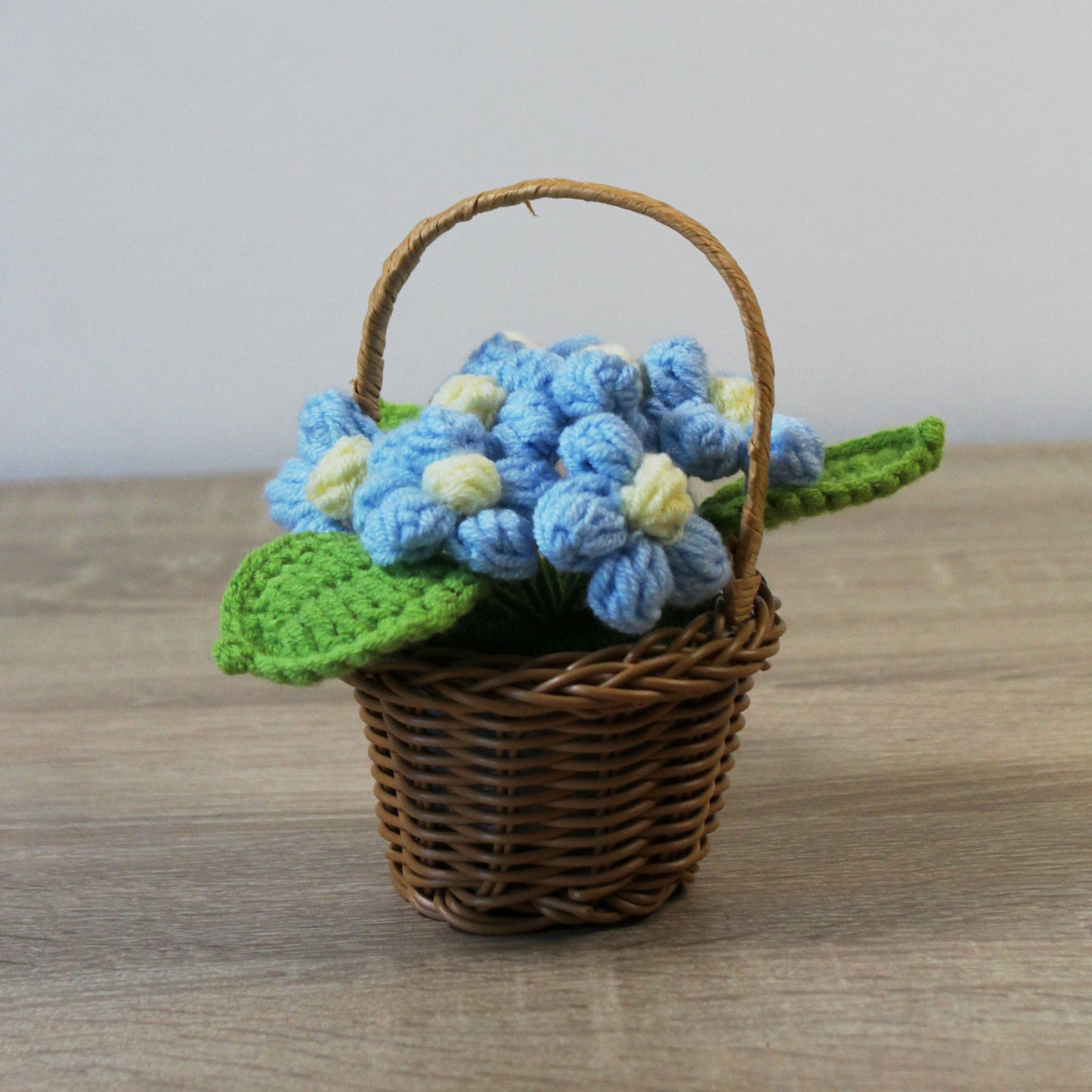 Háčkované květiny v košíčku