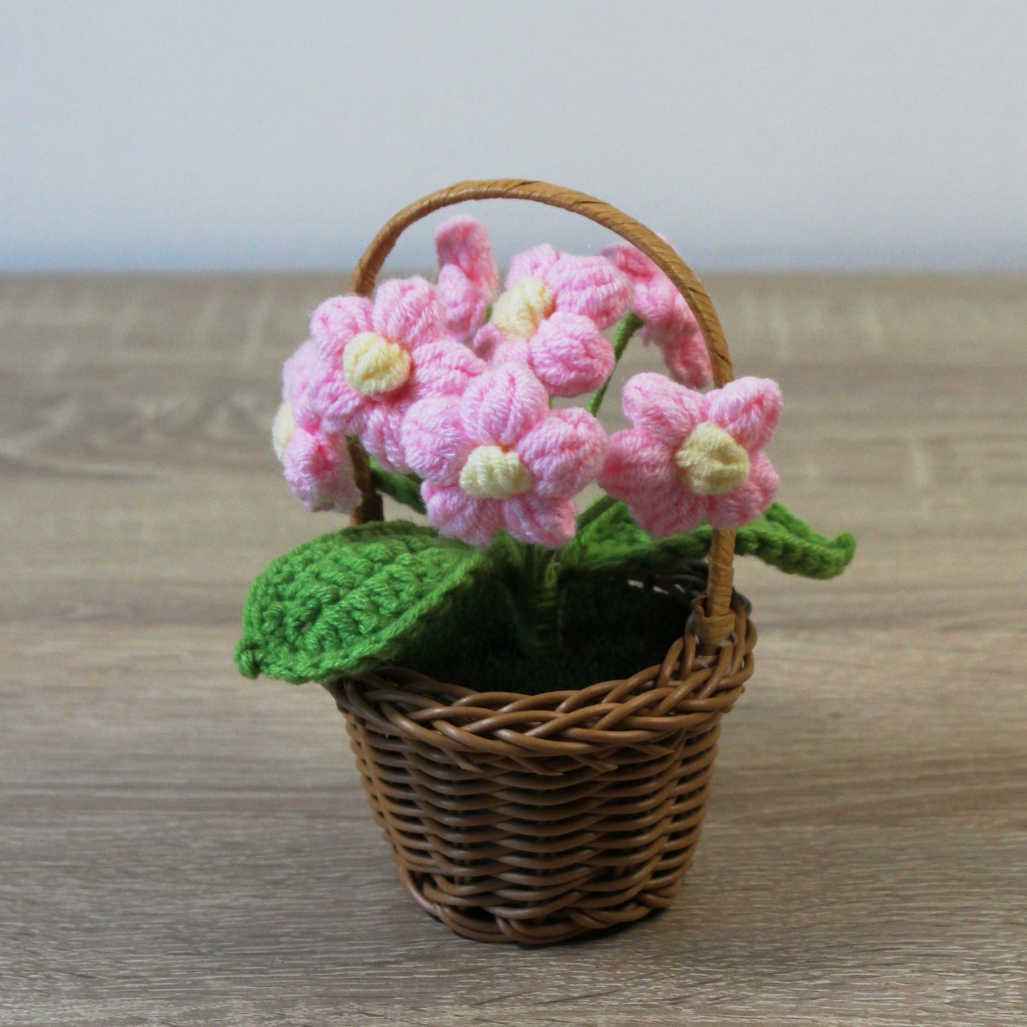 Háčkované květiny v košíčku