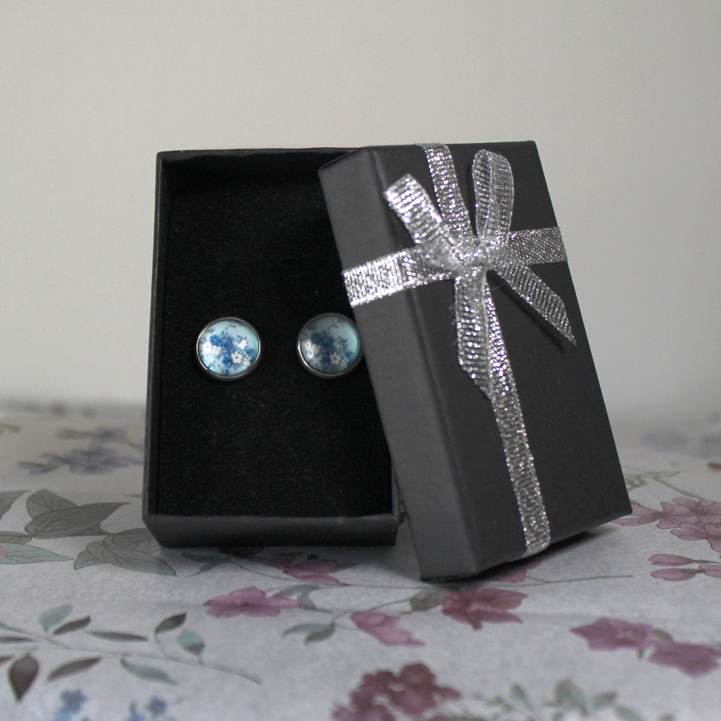 Knoflíkové náušnice s motivem květin