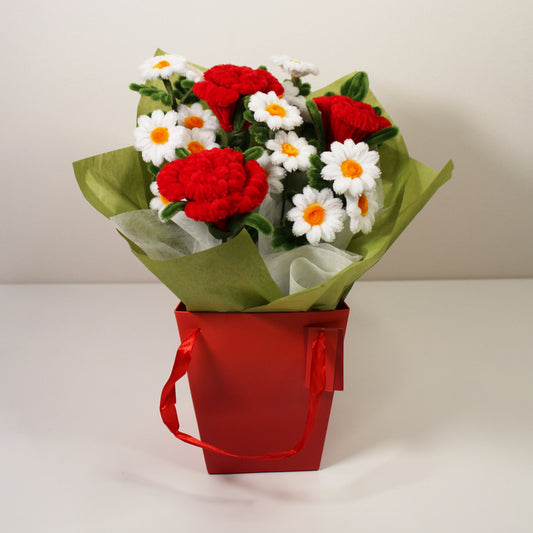 Růže a kopretiny v dárkové taštičce