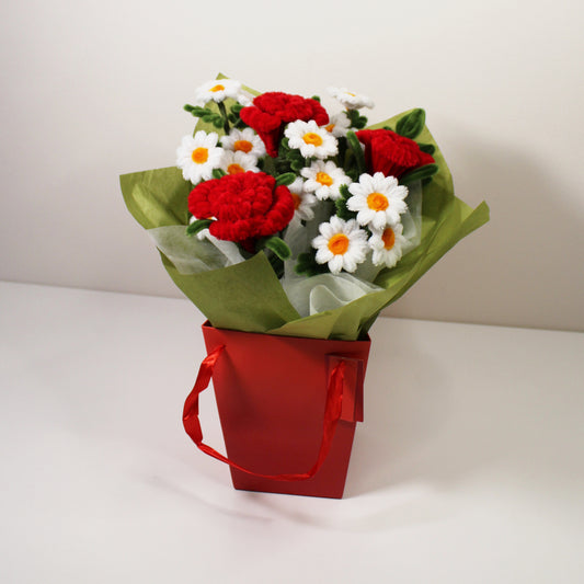 Růže a kopretiny v dárkové taštičce