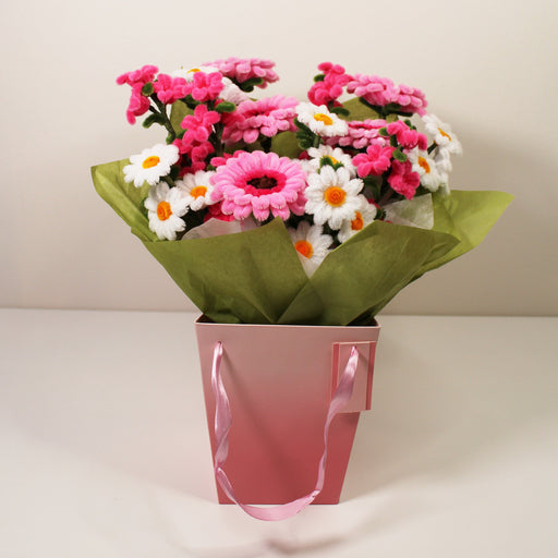 Gerbery, kopretiny a oxypetalum v dárkové taštičce