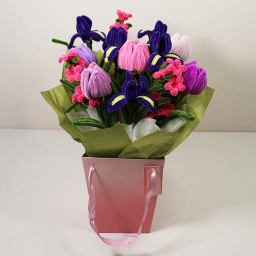 Tulipány, irisy a oxypetalum v dárkové taštičce