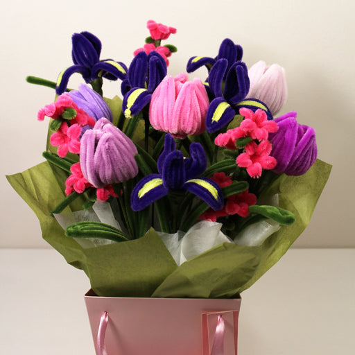 Tulipány, irisy a oxypetalum v dárkové taštičce