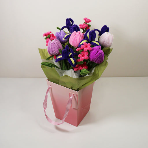 Tulipány, irisy a oxypetalum v dárkové taštičce